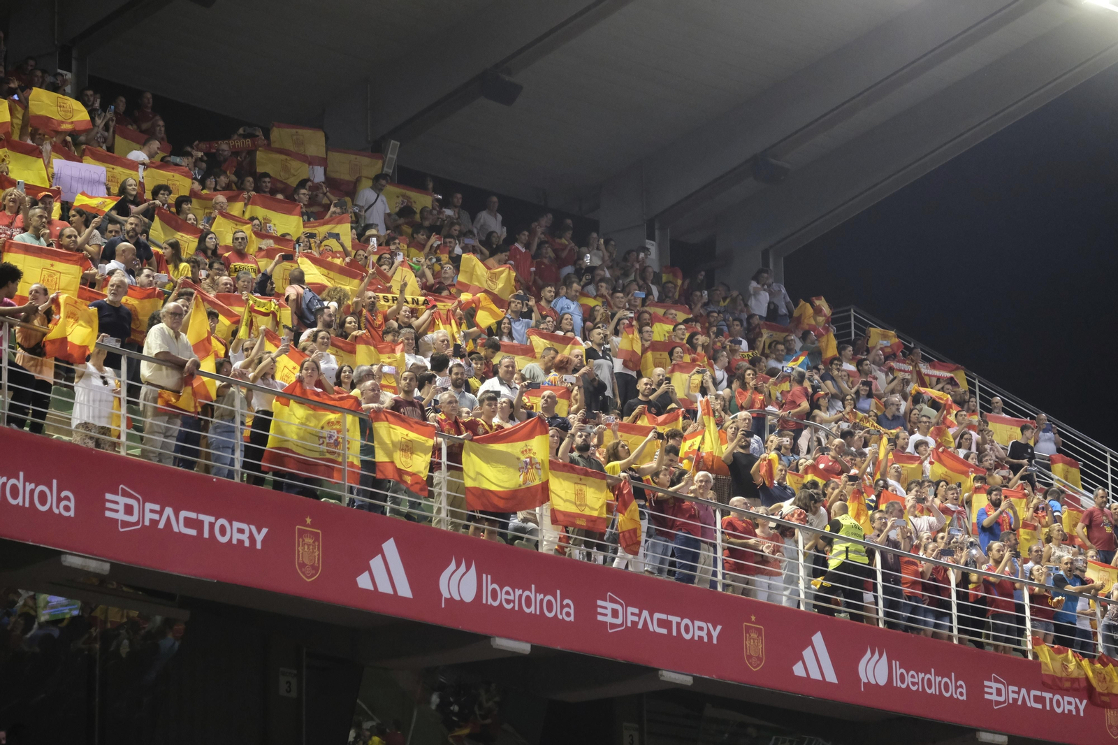 Las mejores fotos del ambiente en El Arcángel para el España - Suiza