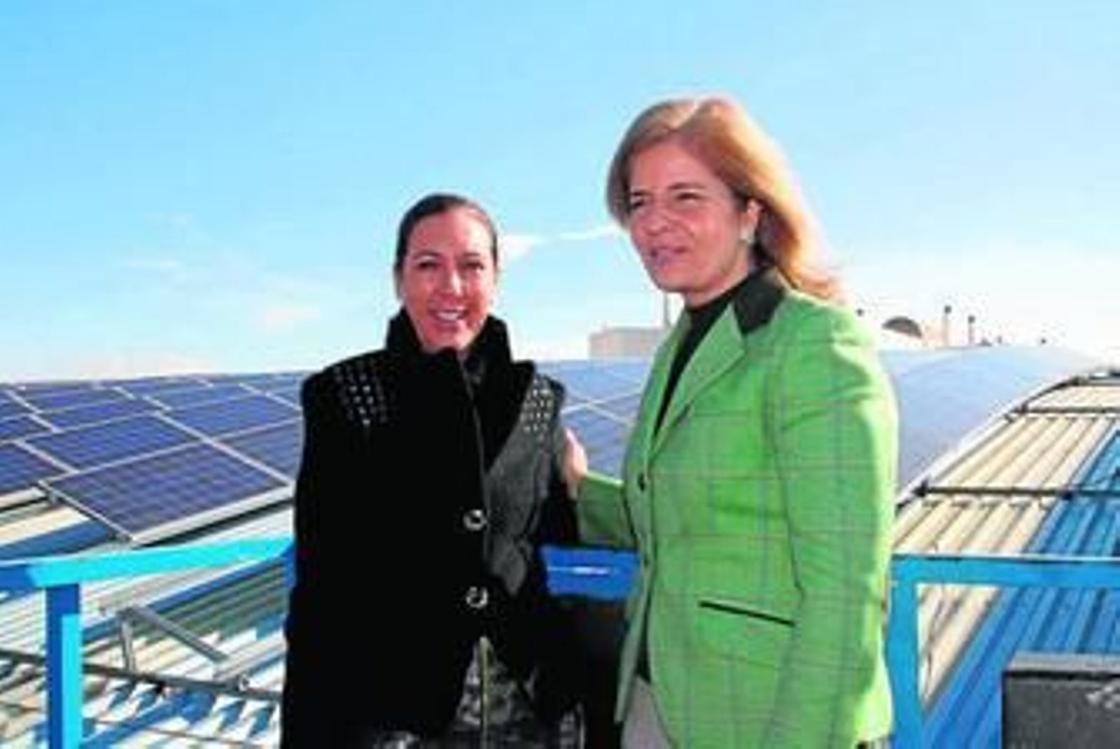 La alcaldesa, a la derecha, y la edil de Medio Ambiente de Fuengirola