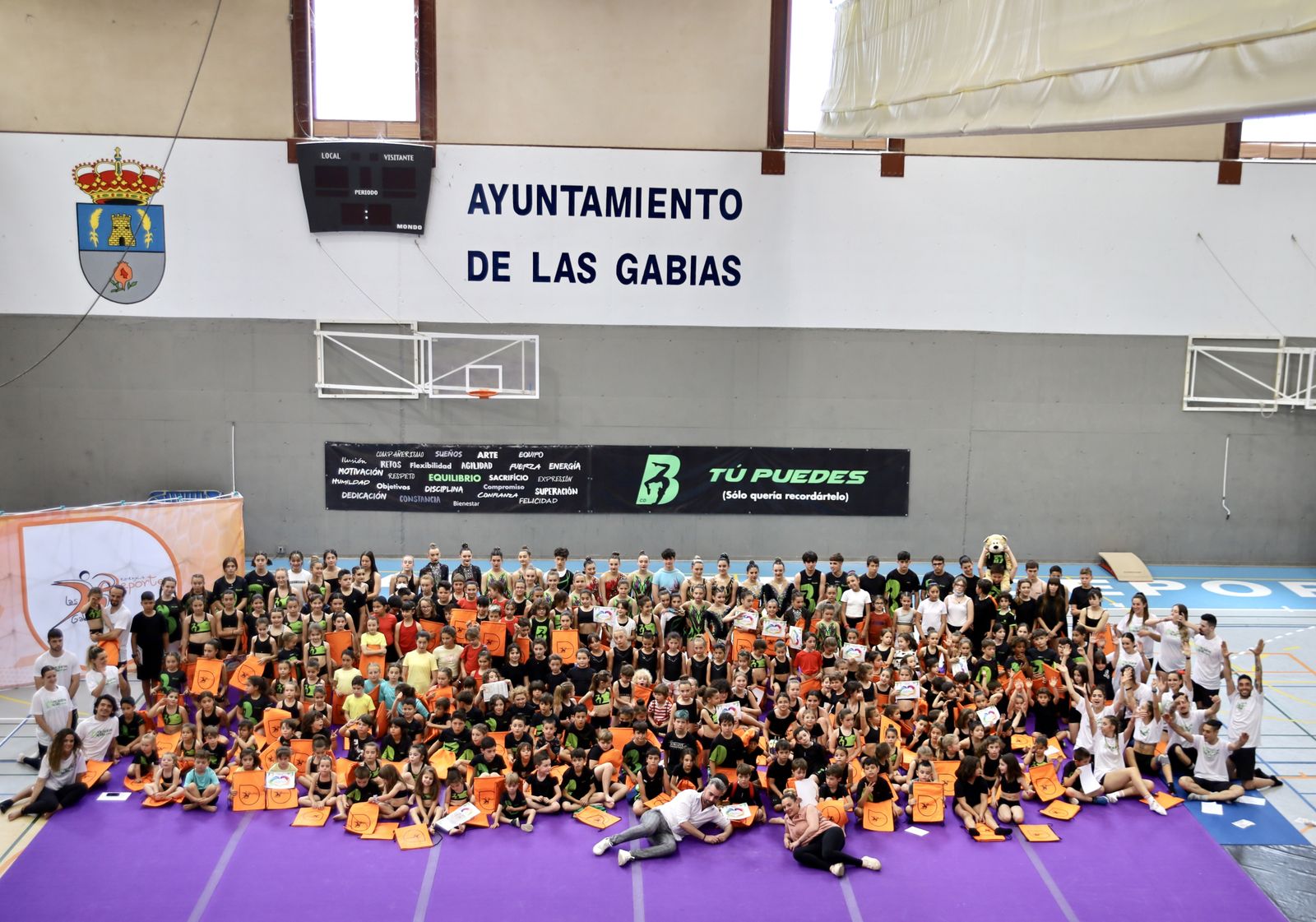 Foto de familia de los participantes en el evento.