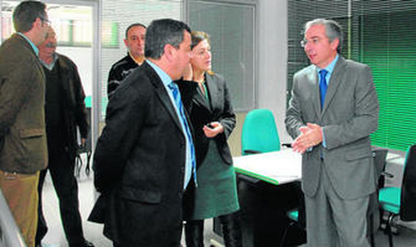 El subdelegado del Gobierno, Javier de Torre, acompañado de José Loaiza, durante su visita a las oficinas locales de la Seguridad Social.