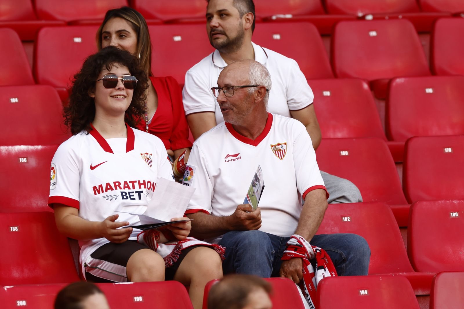 Búscate en las fotos del Sevilla-Valencia