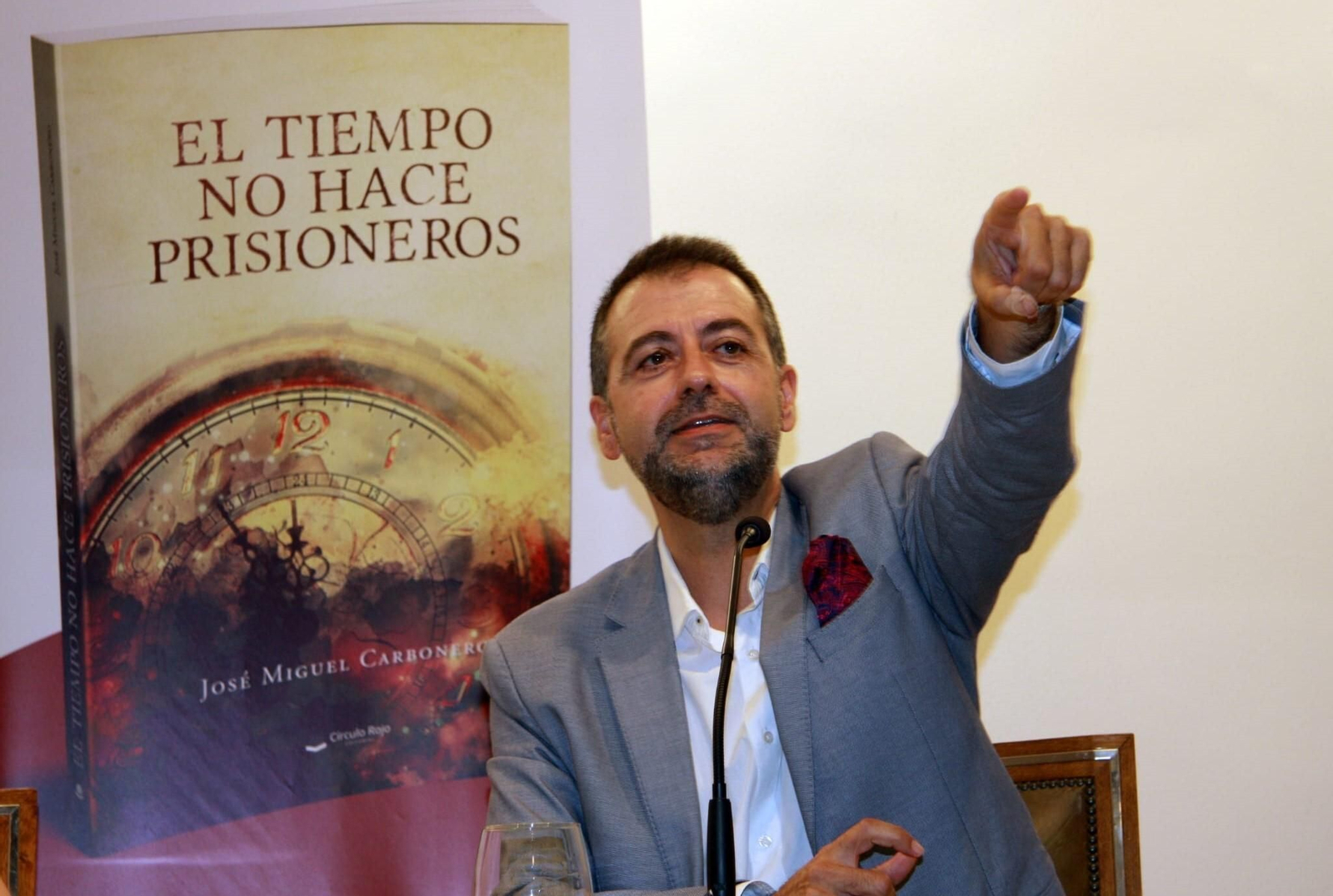 El autor junto a la imagen de la portada de su nueva novela.
