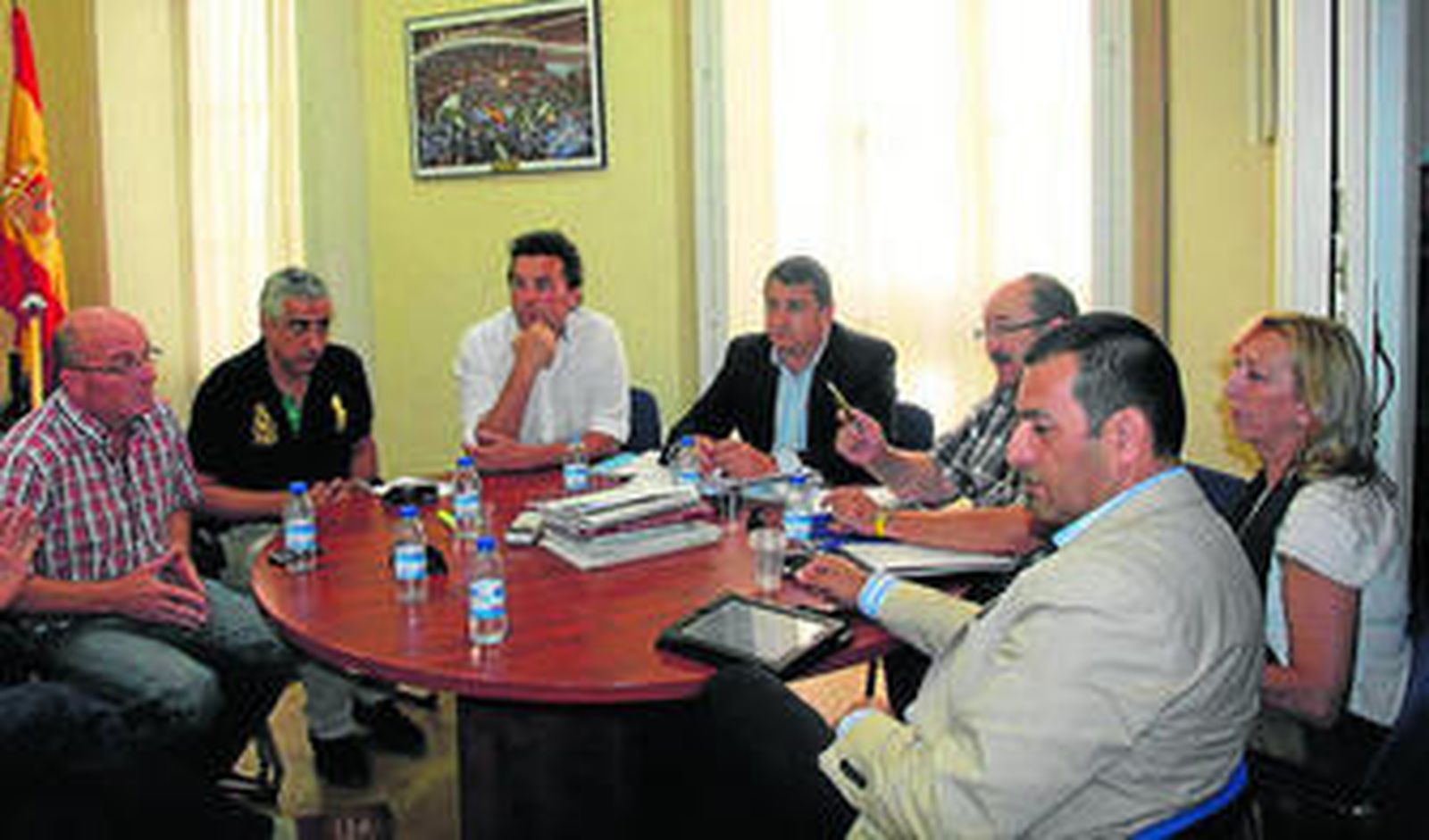 Antonio Sanz y otros populares en la reunión que mantuvieron con los empresarios de los chiringuitos.