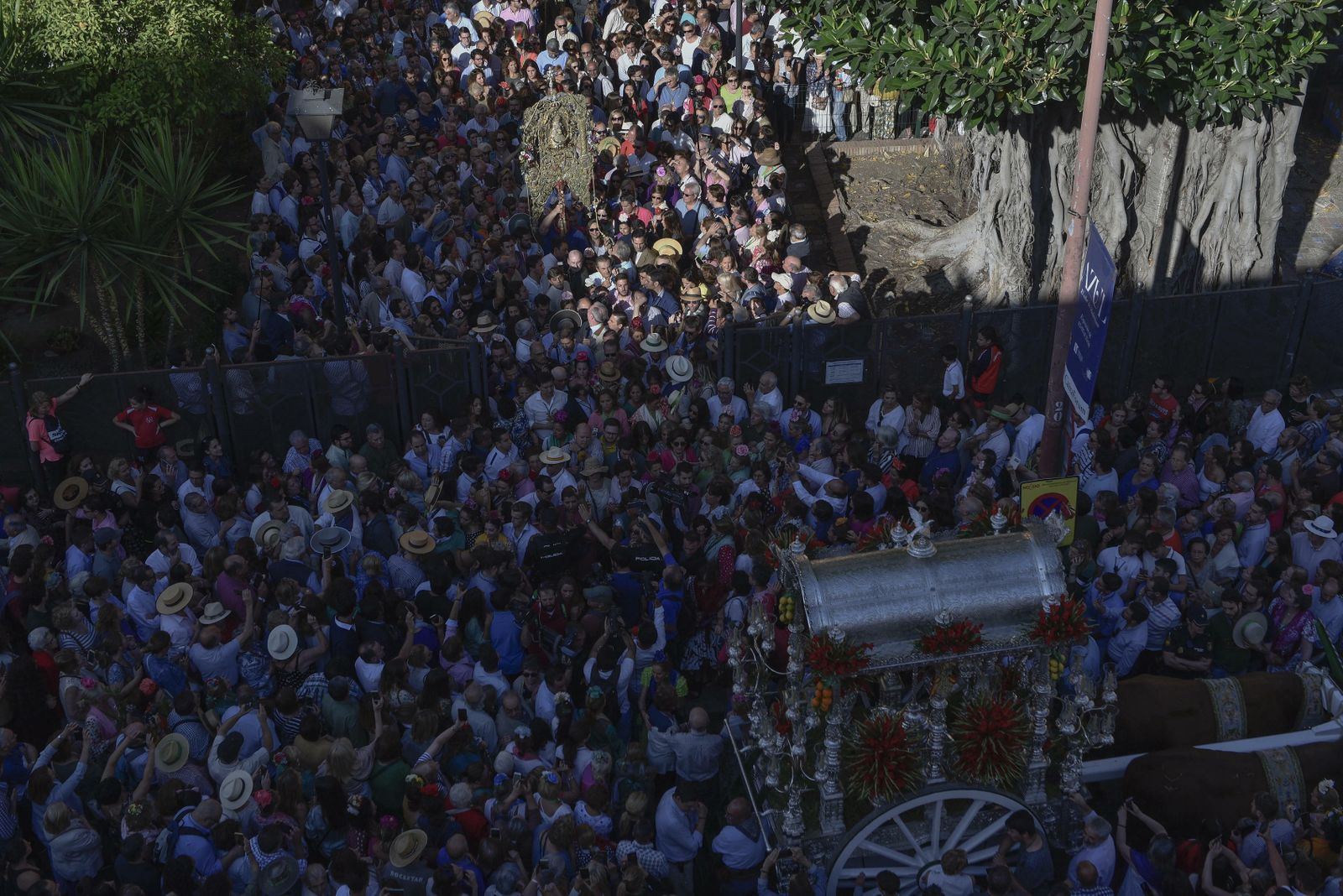 La salida de la Hermandad del Rocío de Triana, en imágenes