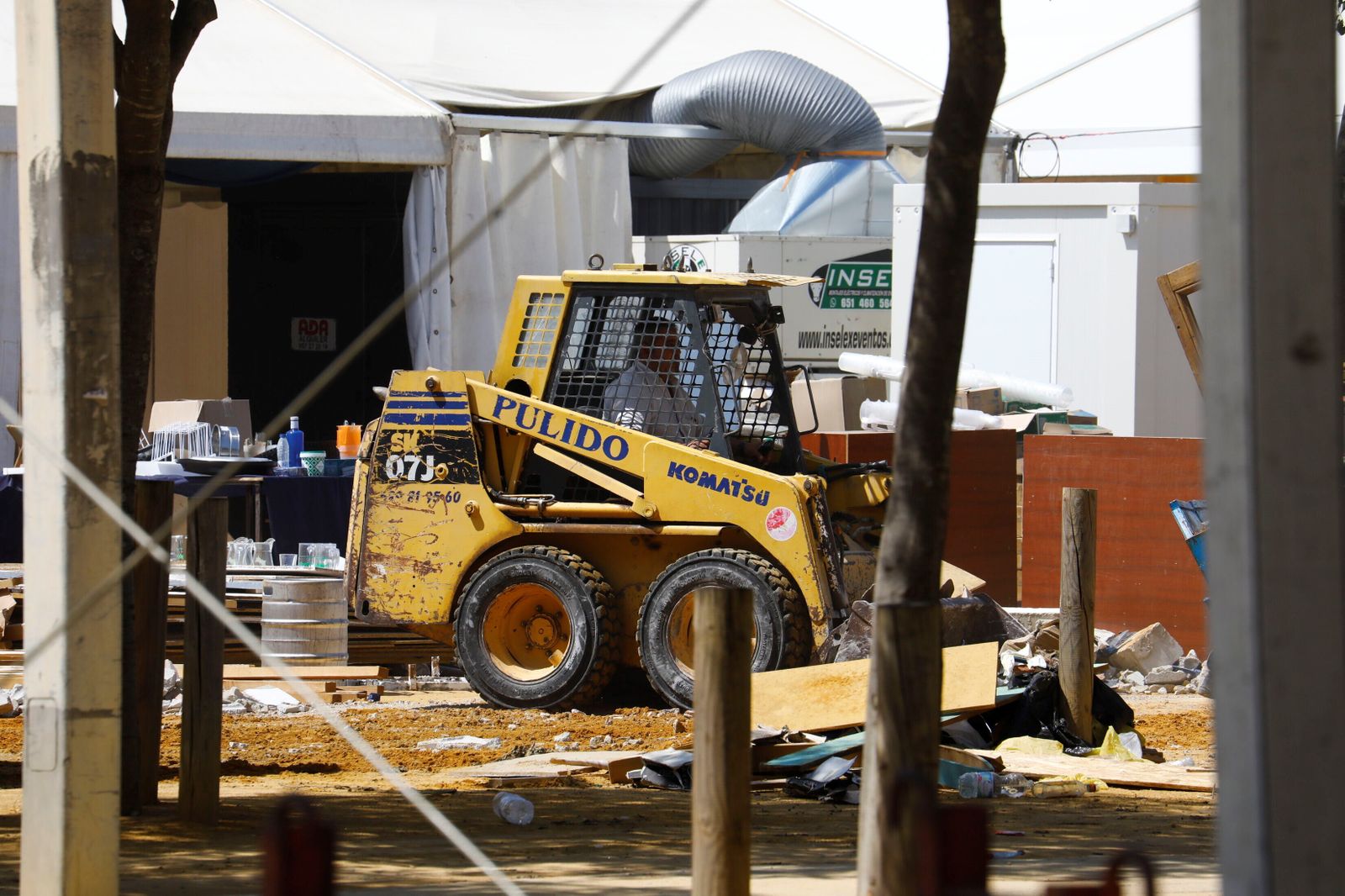 El desmontaje de las casetas y atracciones de la Feria de Córdoba, en imágenes