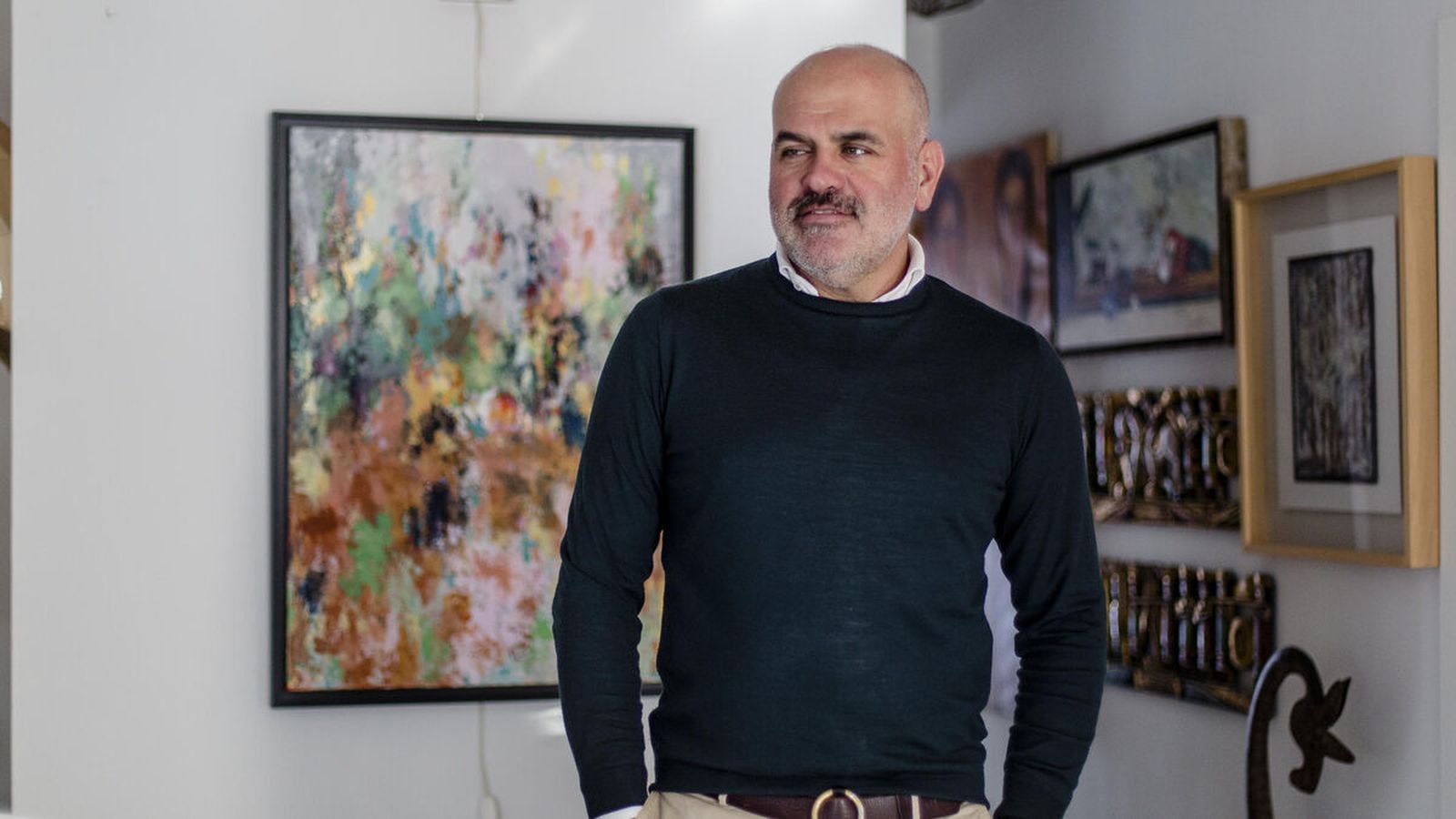 El propietario y pintor Pedro Sánchez, ante una de sus obras.