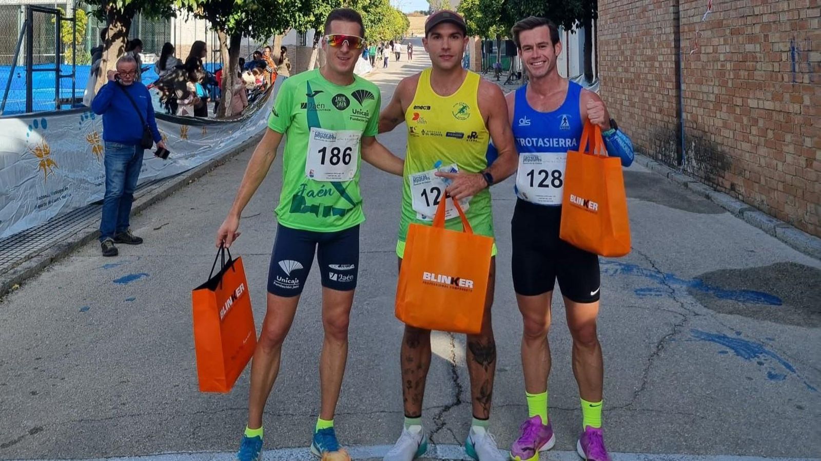 Jesús Alguacil posa junto a Alberto Casas y Juan Muñoz.