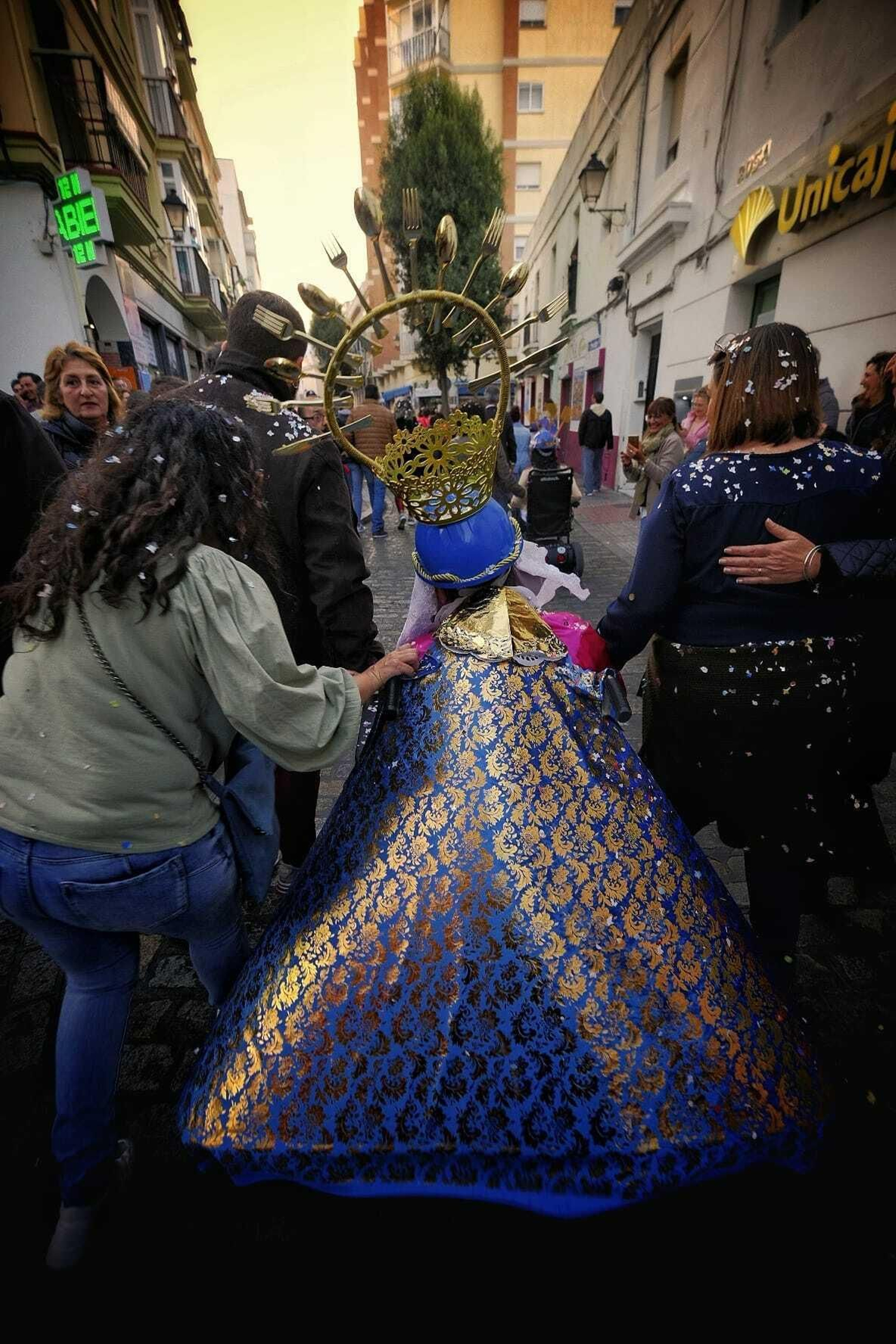 Pasacalles de la Chirigota Aquí estamos de paso