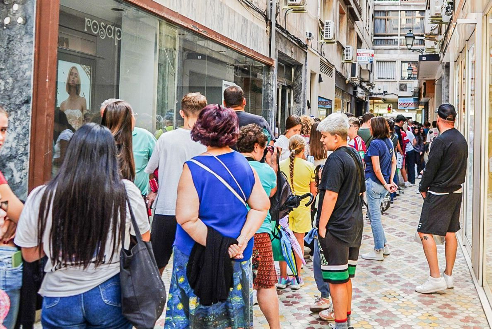 Saiko forma colas de solidaridad en Granada: las imágenes