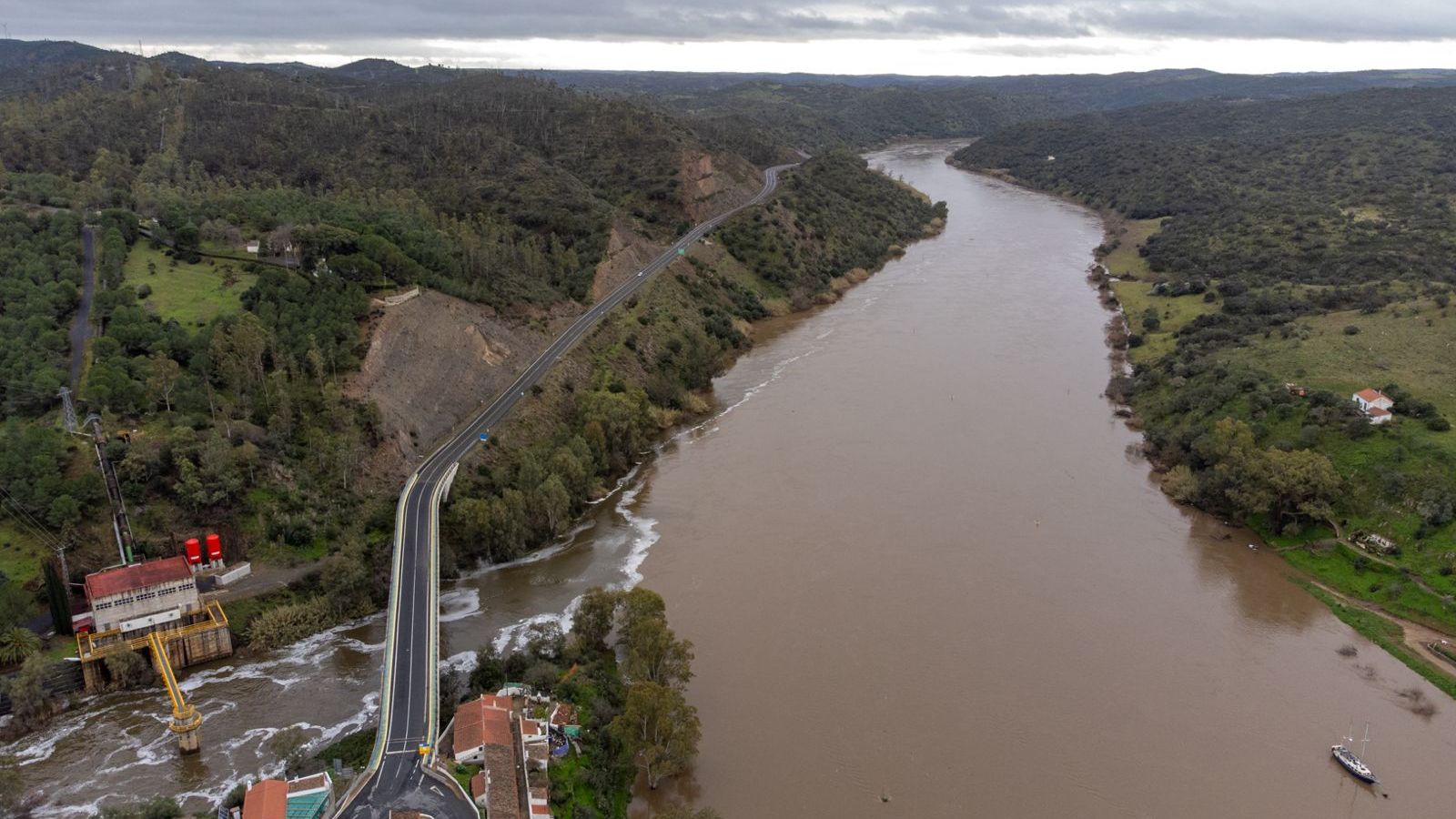 Imagen aérea del caudal del río