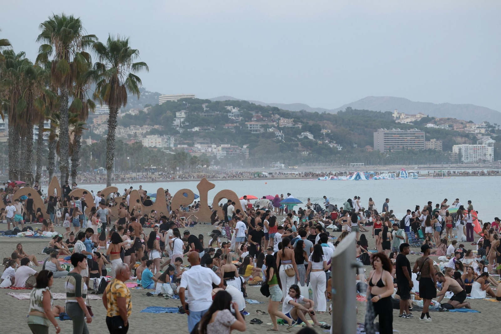 Así se vive la noche de San Juan en la playa de la Malagueta de Málaga, en fotos