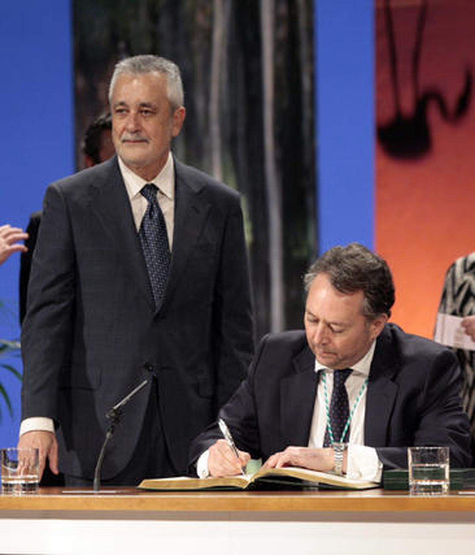 José Joly firma en el libro de honor. / Juan Carlos Muñoz · Juan Carlos Vázquez