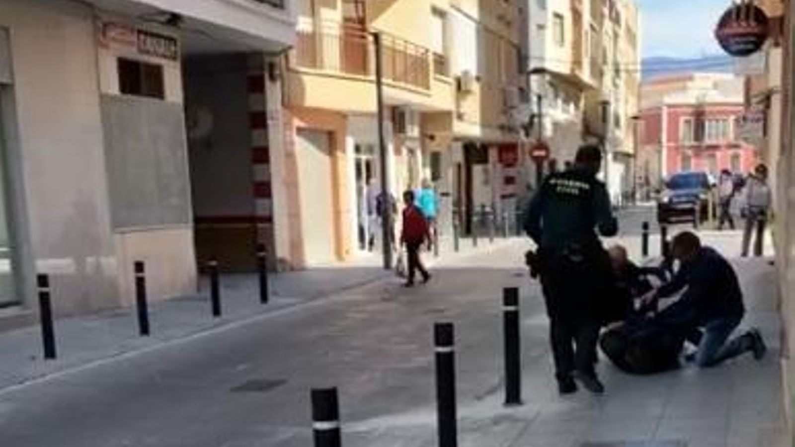 La reducción del atacante por los agentes de Policía Local y Guardia Civil