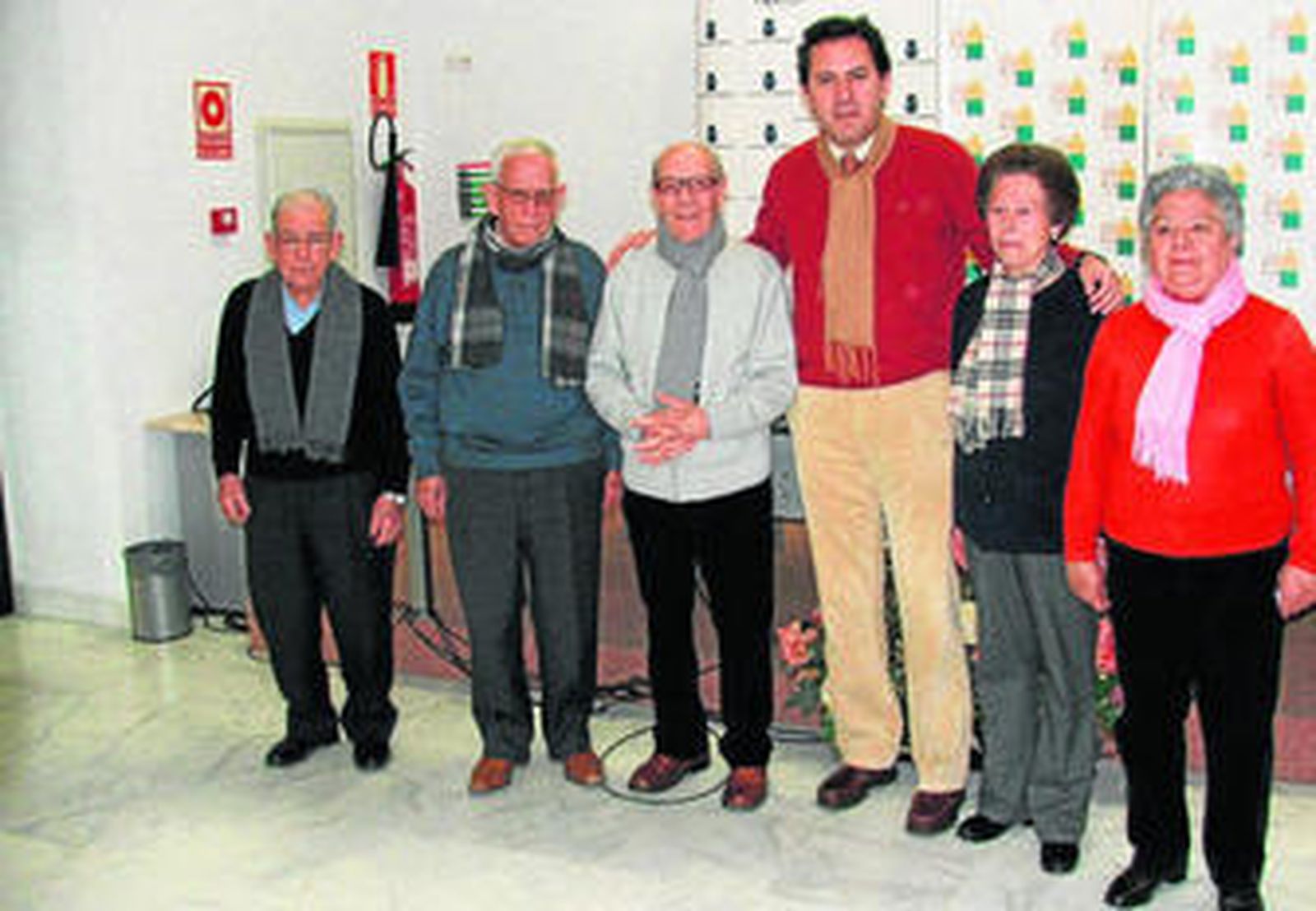 José Repiso junto a los cinco mayores de la ciudad que participan en la iniciativa Menudos Abuelos