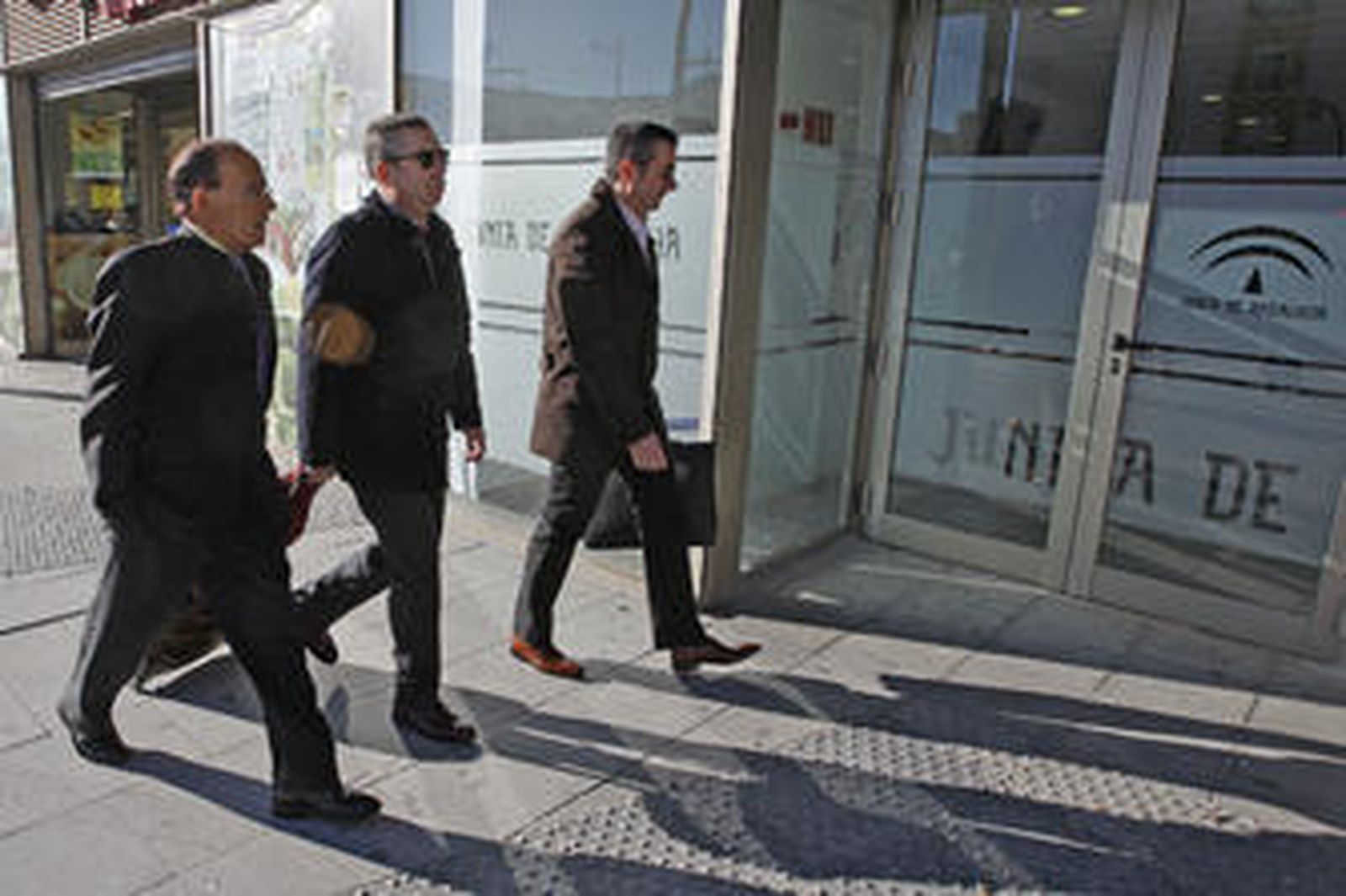 De izquierda a derecha, Hernán Díaz, el abogado Felipe Meléndez y Juan Carlos Rodríguez, ayer cuando llegaban al Juzgado. /José Braza