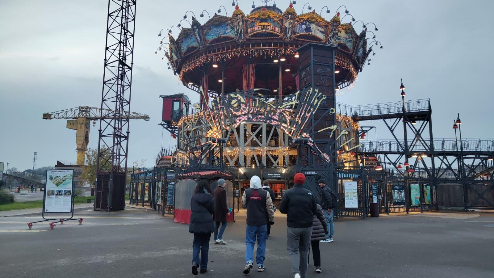 Vista del Carrusel de los Mundos Marinos de Nantes, inspirado en la obra de Julio Verne