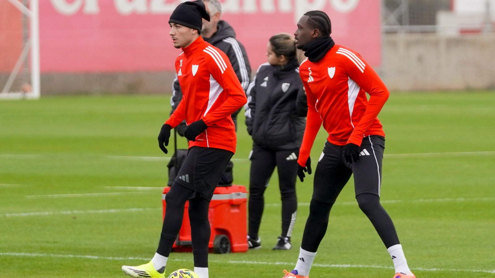 Rubén Vargas y Nianzou, en un entrenamiento del Sevilla.