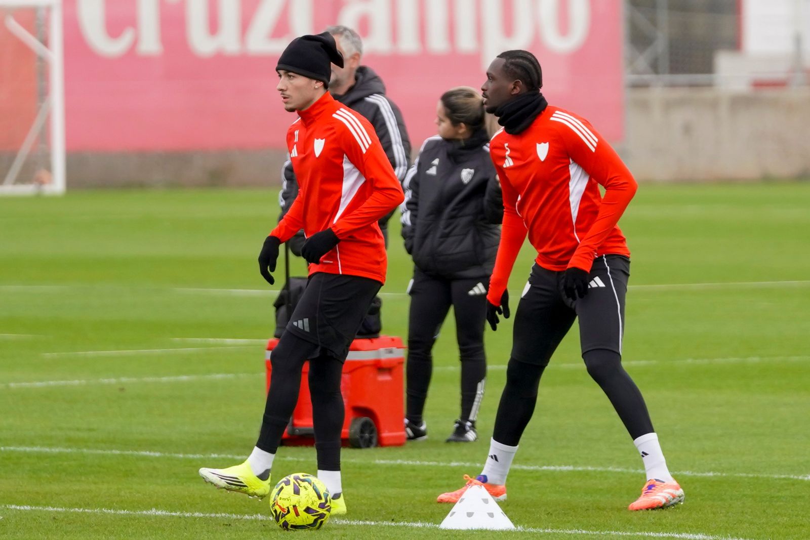 Rubén Vargas y Nianzou, en un entrenamiento del Sevilla.