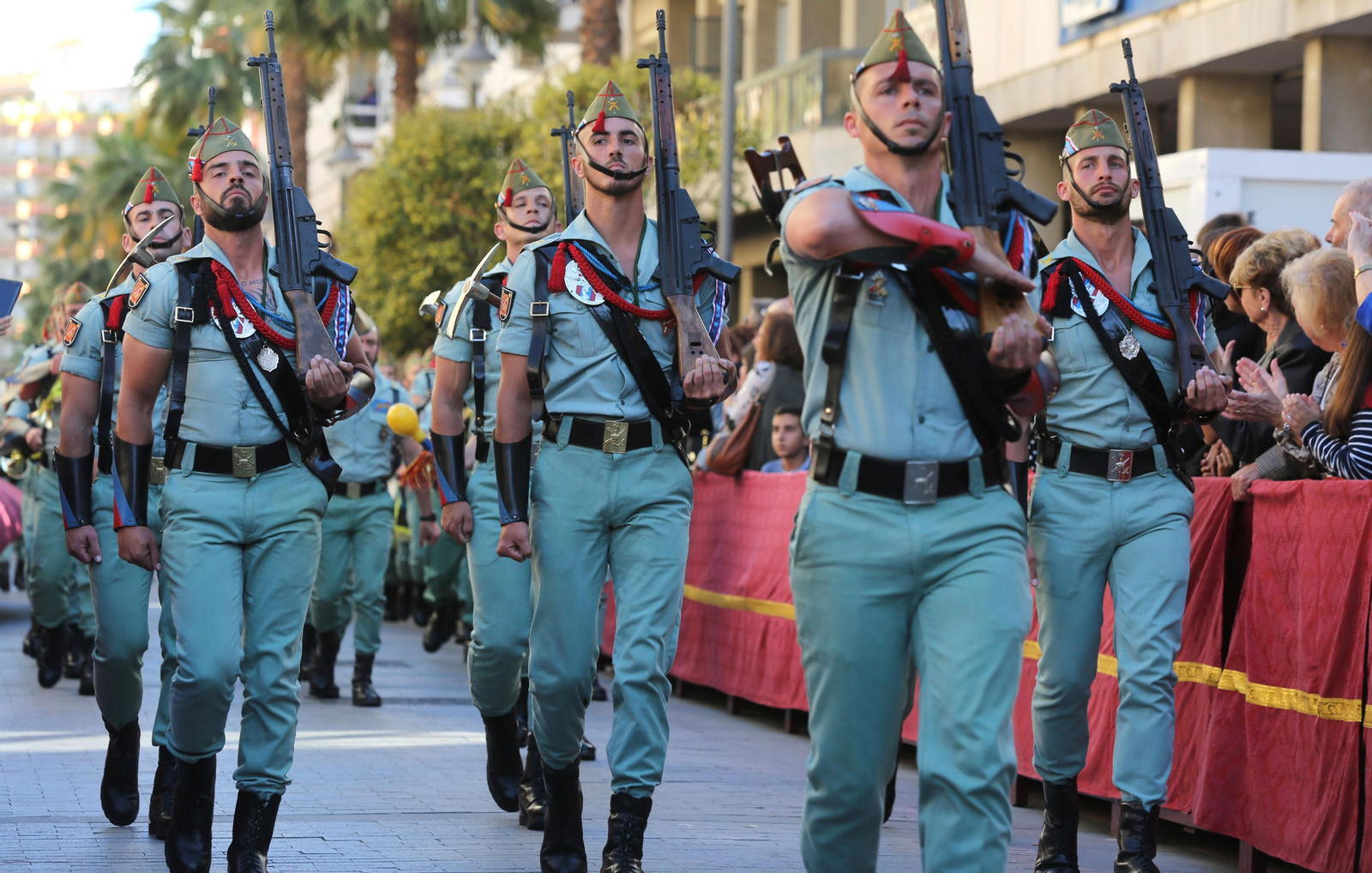 Recibimiento a la Legión en las calles del centro de Huelva