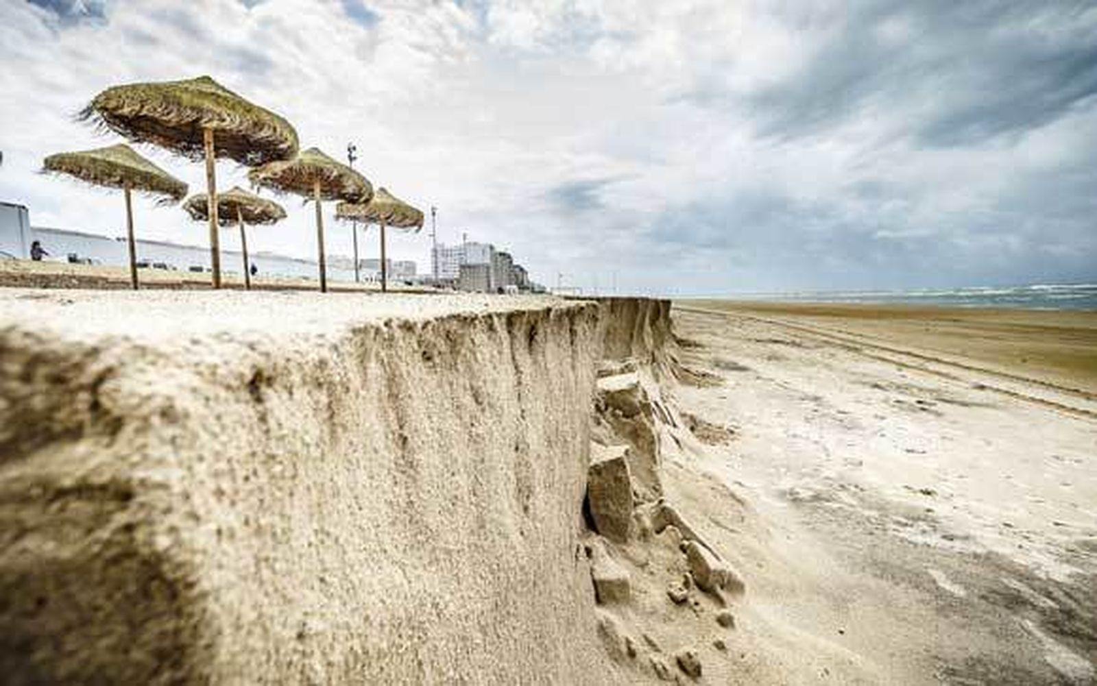 Escalón de arena que ha quedado en la playa Victoria, en las inmediaciones del chiringuito Sotavento, a causa del temporal. /Julio González