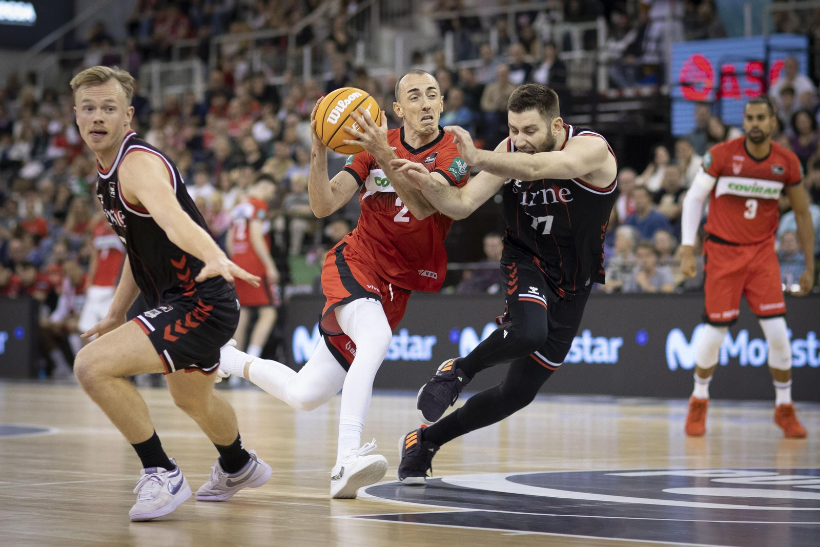 Jonathan Rousselle trata de penetrar a canasta.