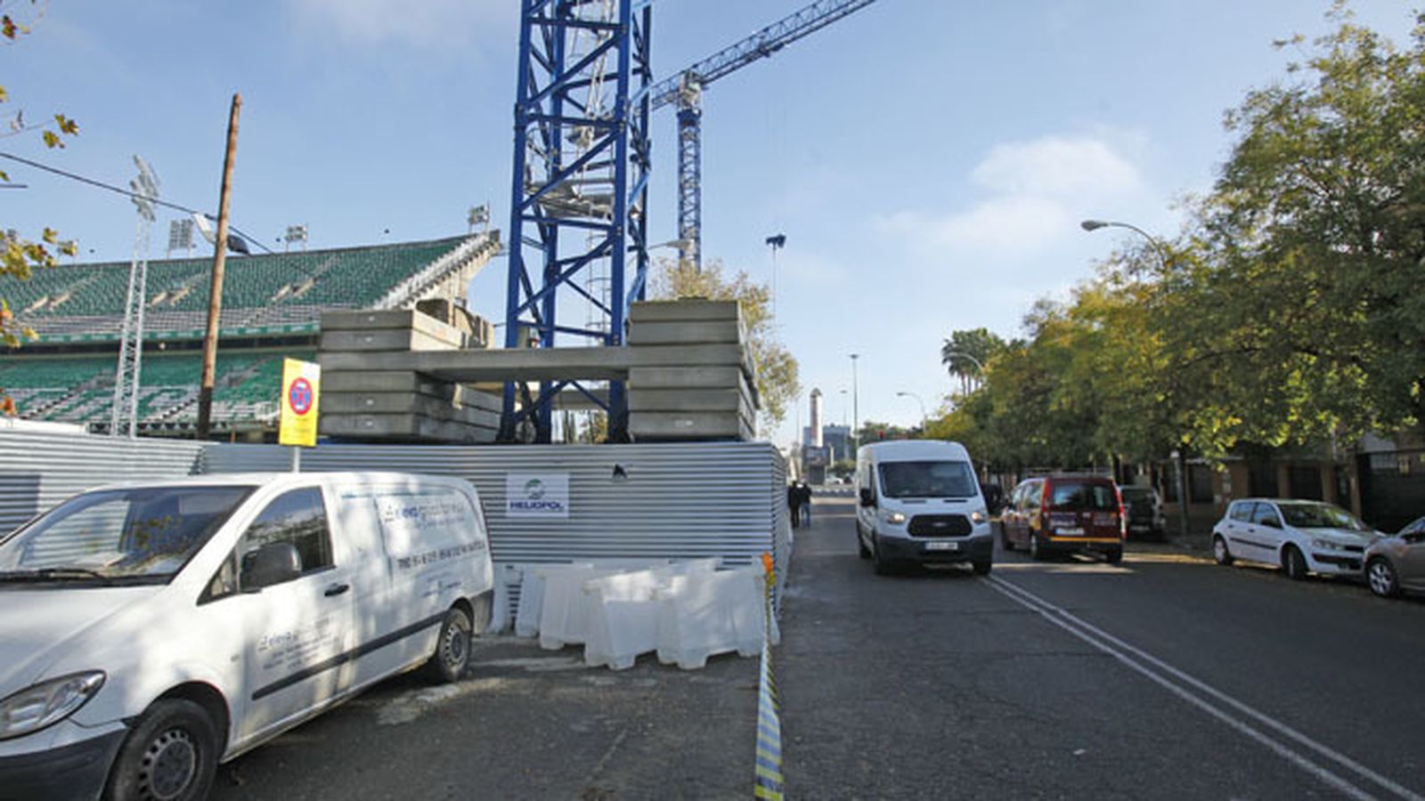 La grúa del campo del Betis invade la calzada.