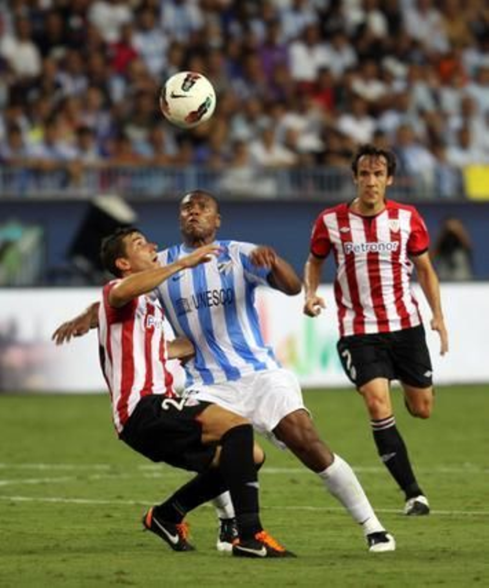 El Málaga gana su tercer partido consecutivo en Liga gracias a un gol de Cazorla de falta (1-0). / Migue Fernández