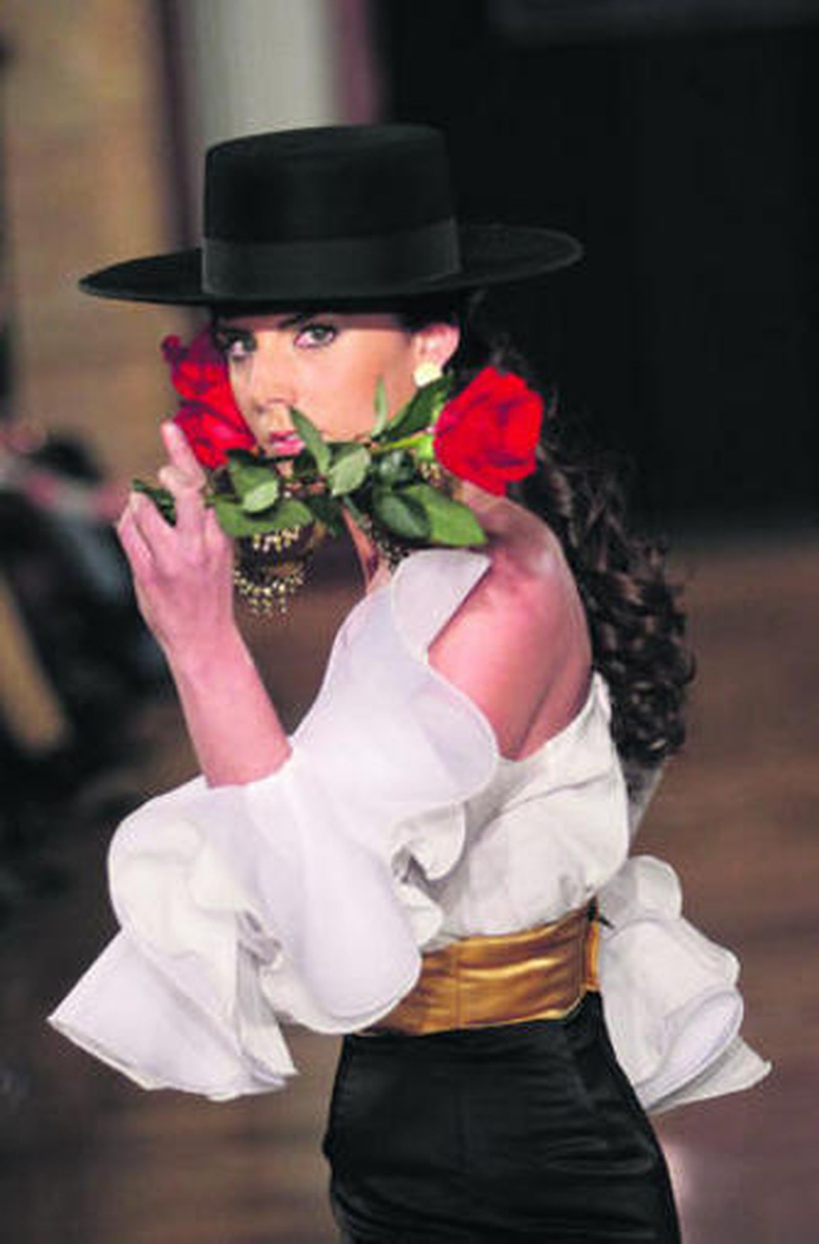 1. La ganadora del certamen, Inma Linares. 2. Una propuesta de Ángel Corrales. 3. Las modelos de Cañavate.