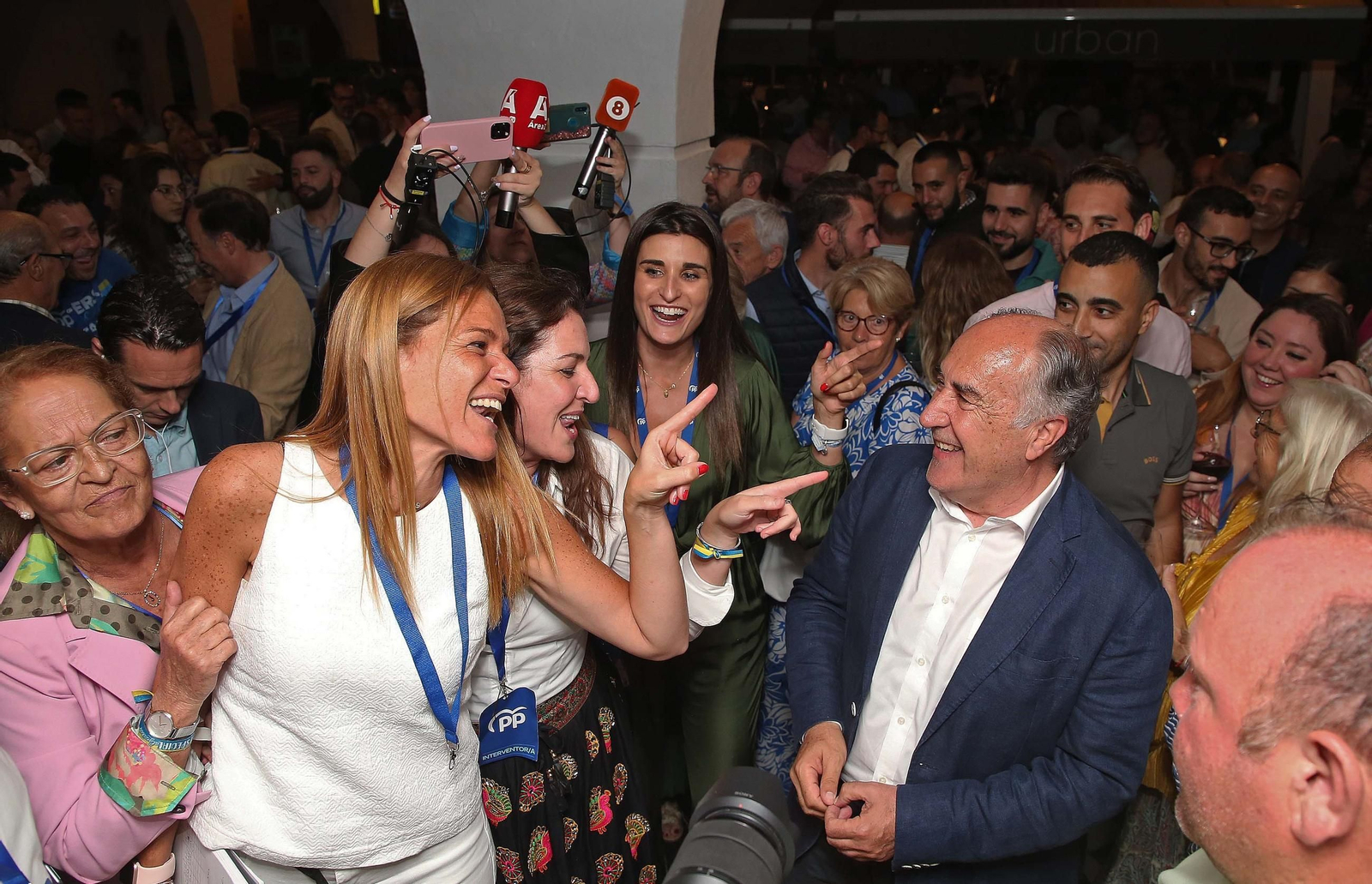 María Solanes y las también concejalas Paula Conesa, Patricia Bueno y Juana Cid (esta, a la izquierda) celebran con Landaluce la victoria del PP de Algeciras en las elecciones municipales del 28 de mayo de 2023. María Solanes y las también concejalas Paula Conesa, Patricia Bueno y Juana Cid (esta, a la izquierda) celebran con Landaluce la victoria del PP de Algeciras en las elecciones municipales del 28 de mayo de 2023.