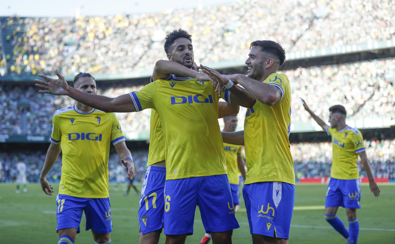 Chris Ramos celebra el gol de Cádiz en el Villamarín.