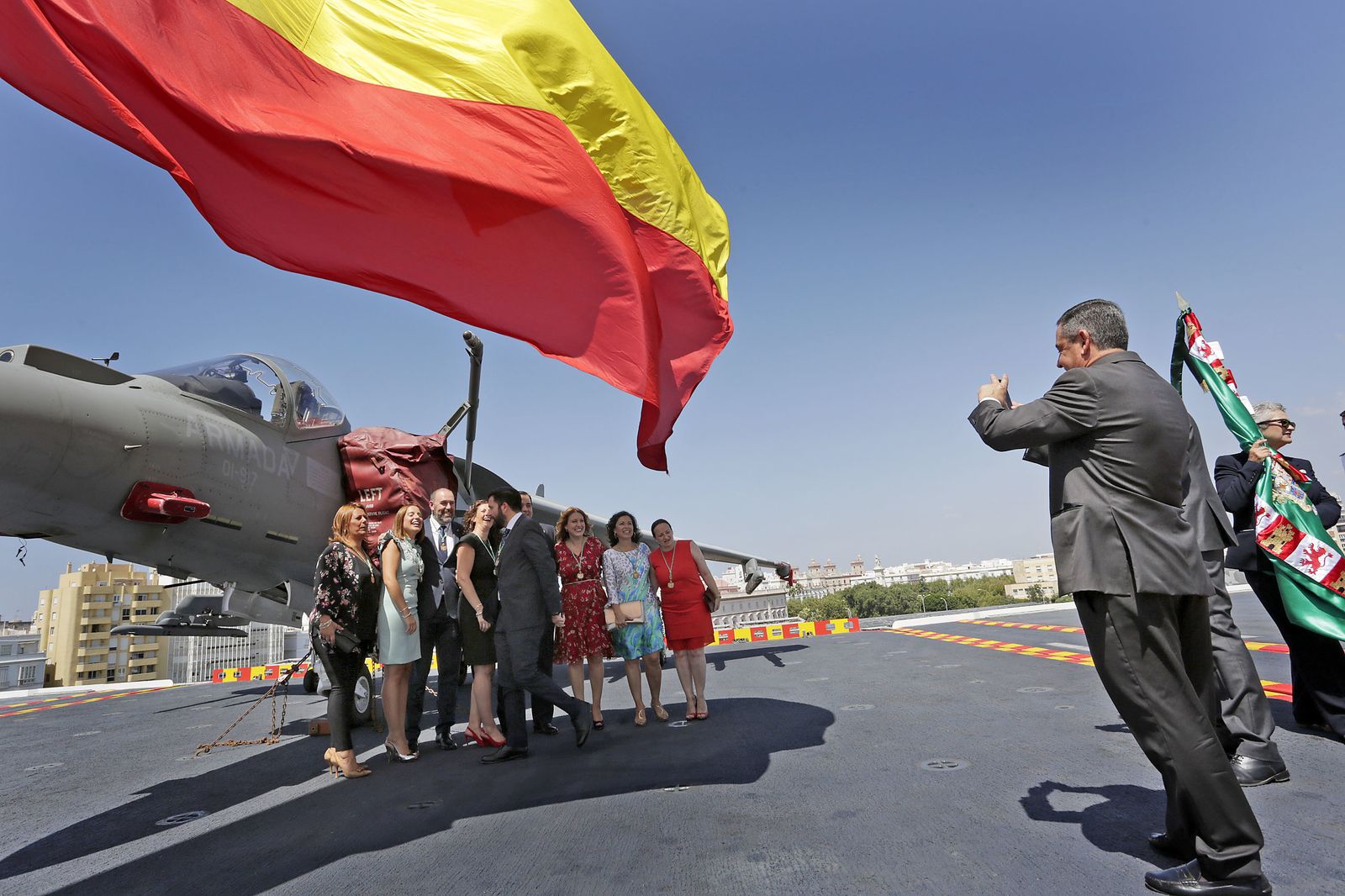Entrega de la corbata de la Provincia a la bandera de la flota del Juan Carlos I