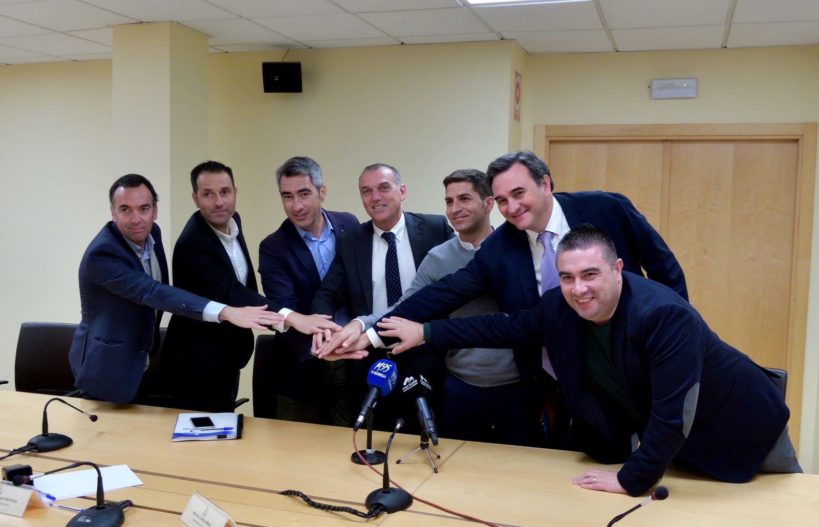 Los representantes de todos los partidos escenifican el acuerdo en la Mancomunidad Occidental de la Costa del Sol.