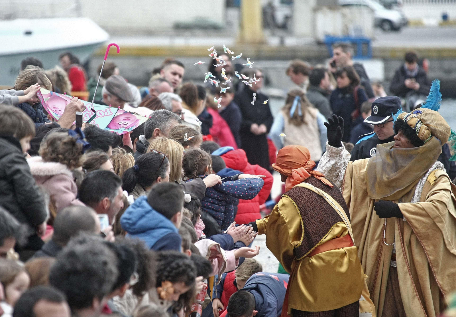 El tradicional arrastre de latas en Algeciras