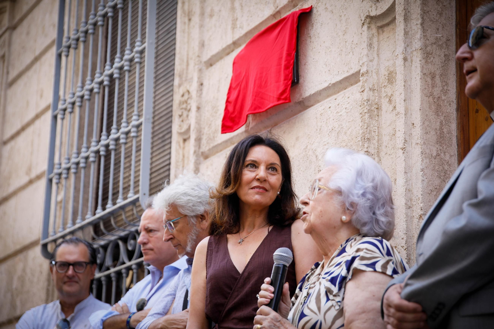 La Asociación de Vecinos del Casco Histórico inaugura una placa en homenaje al periodista Juan Martínez Martín 'Volapié'