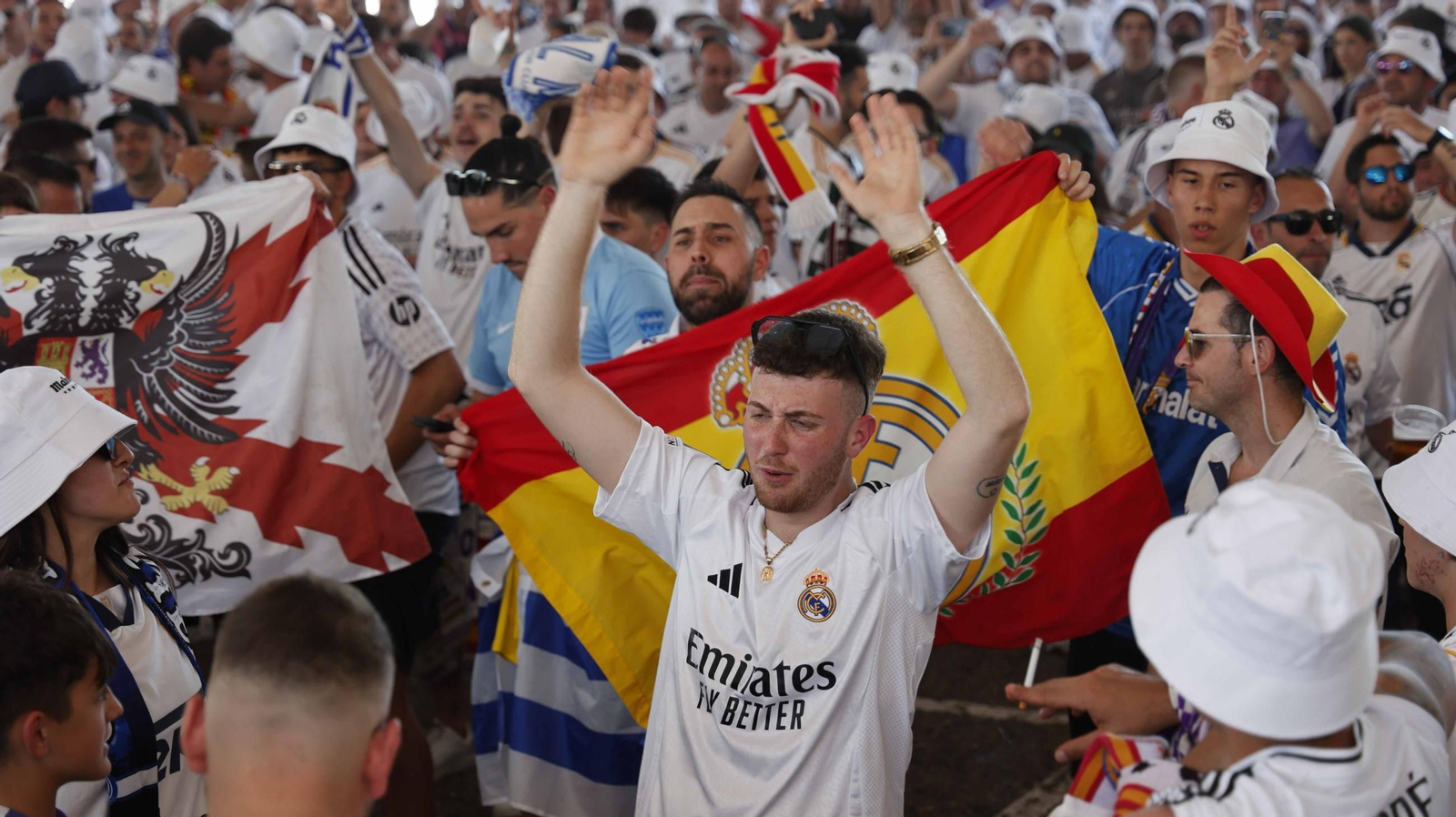 Acicionados del ral Madrid en la fan zone