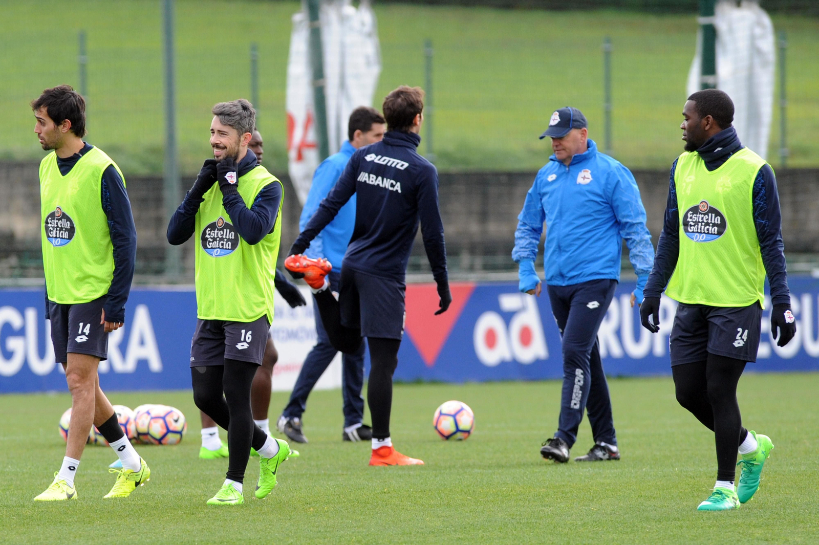 Arribas, Luisinho y Ola John, en un receso del entrenamiento junto a Pepe Mel.