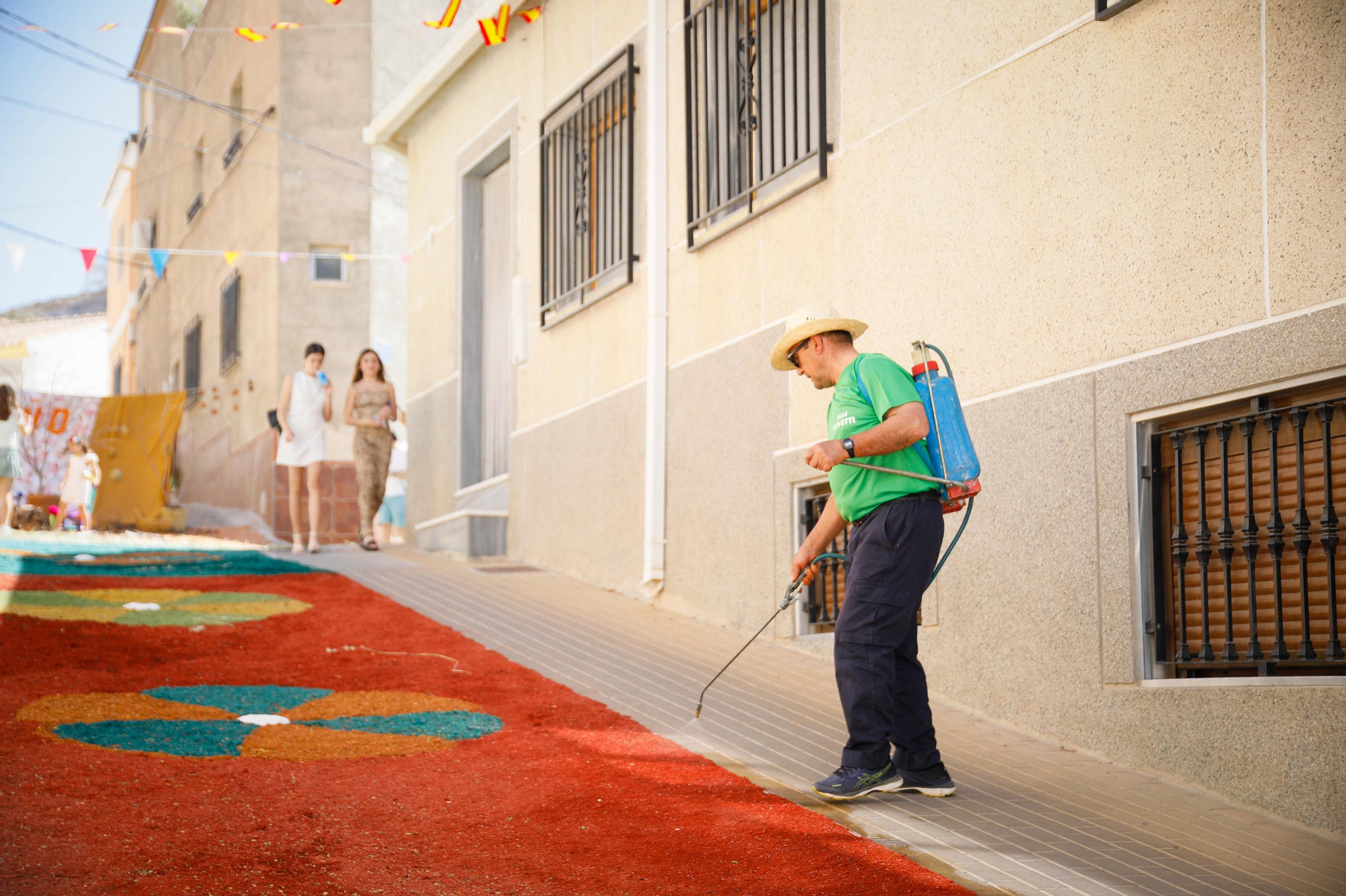 Así es la gran alfombra de serrín para que levite la Virgen de Fátima de Tíjola