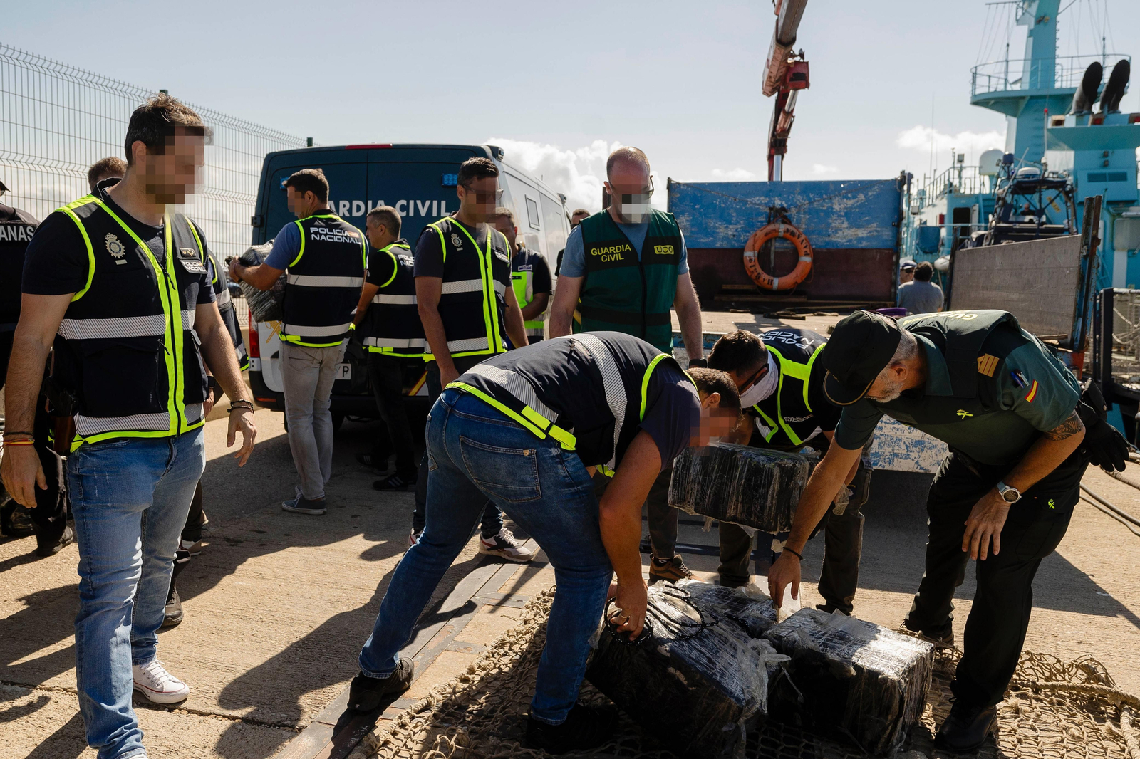 Imágenes de la descarga en el puerto de Cádiz de la cocaína intervenida en el narcosubmarino
