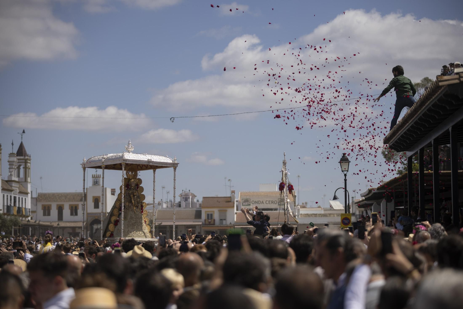 Las mejores imágenes de la procesión de la Virgen del Rocío en la aldea