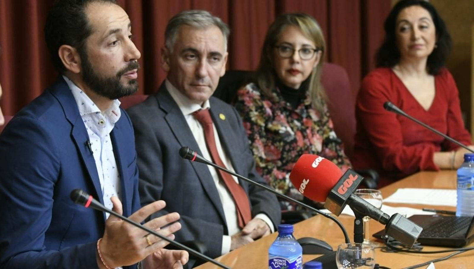 Pablo Machín, en la Facultad de Comunicación junto al vicerrector, la decana y la directora del Máster de Periodismo Deportivo.