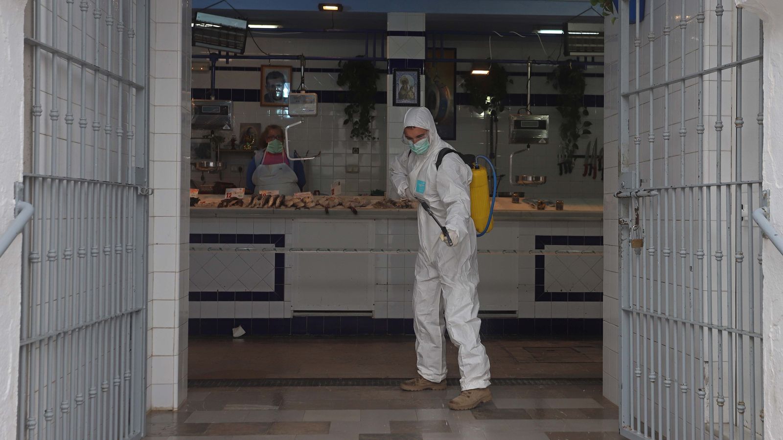 Fotos de las tareas de desinfección y limpieza de la Infantería de Marina en Tarifa