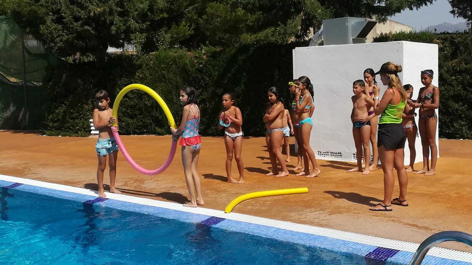 Juegos acuáticos en la piscina municipal