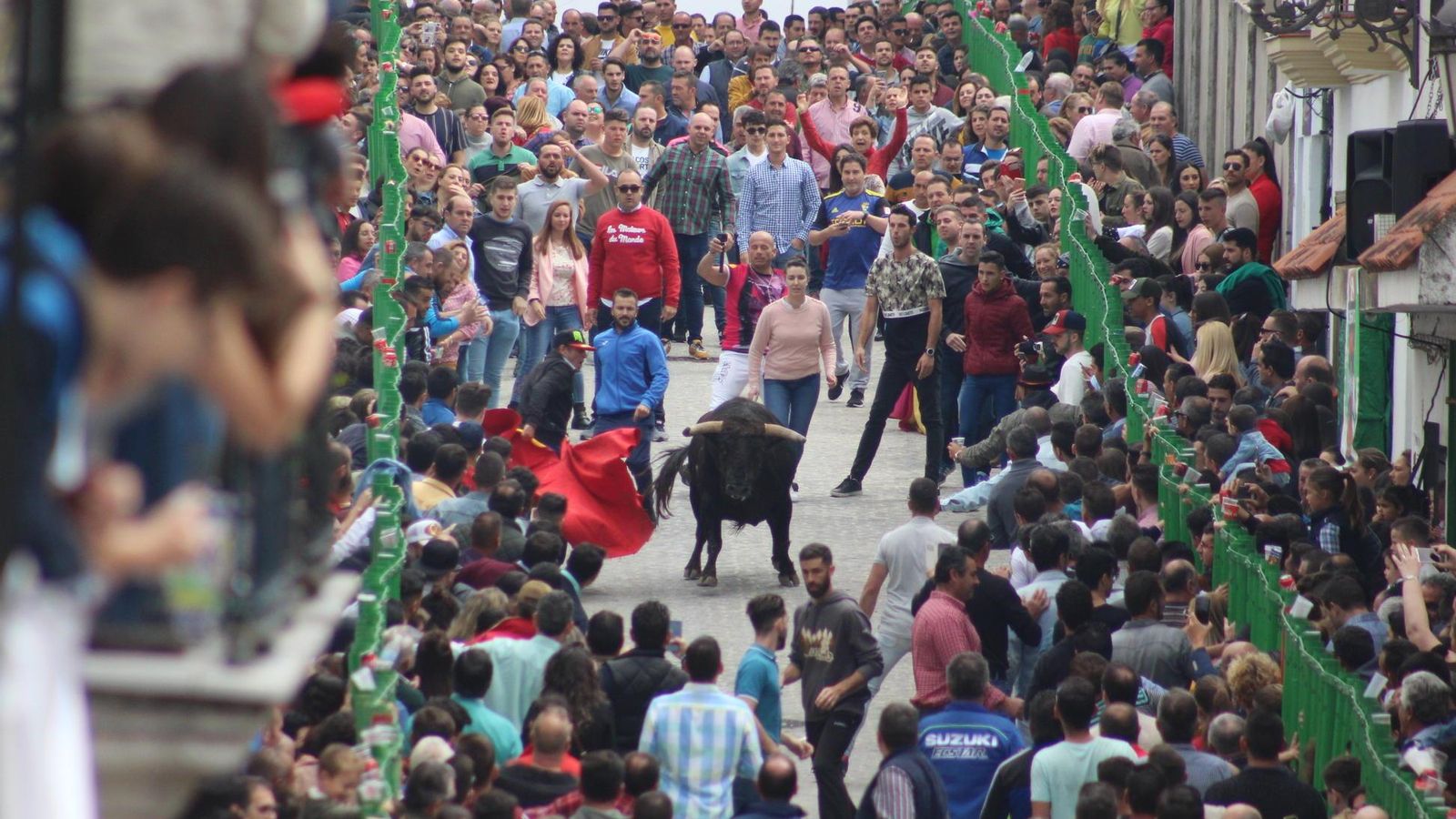 Imagen de archivo de una calle de Paterna repleta de público que observa y participa en la suelta del toro