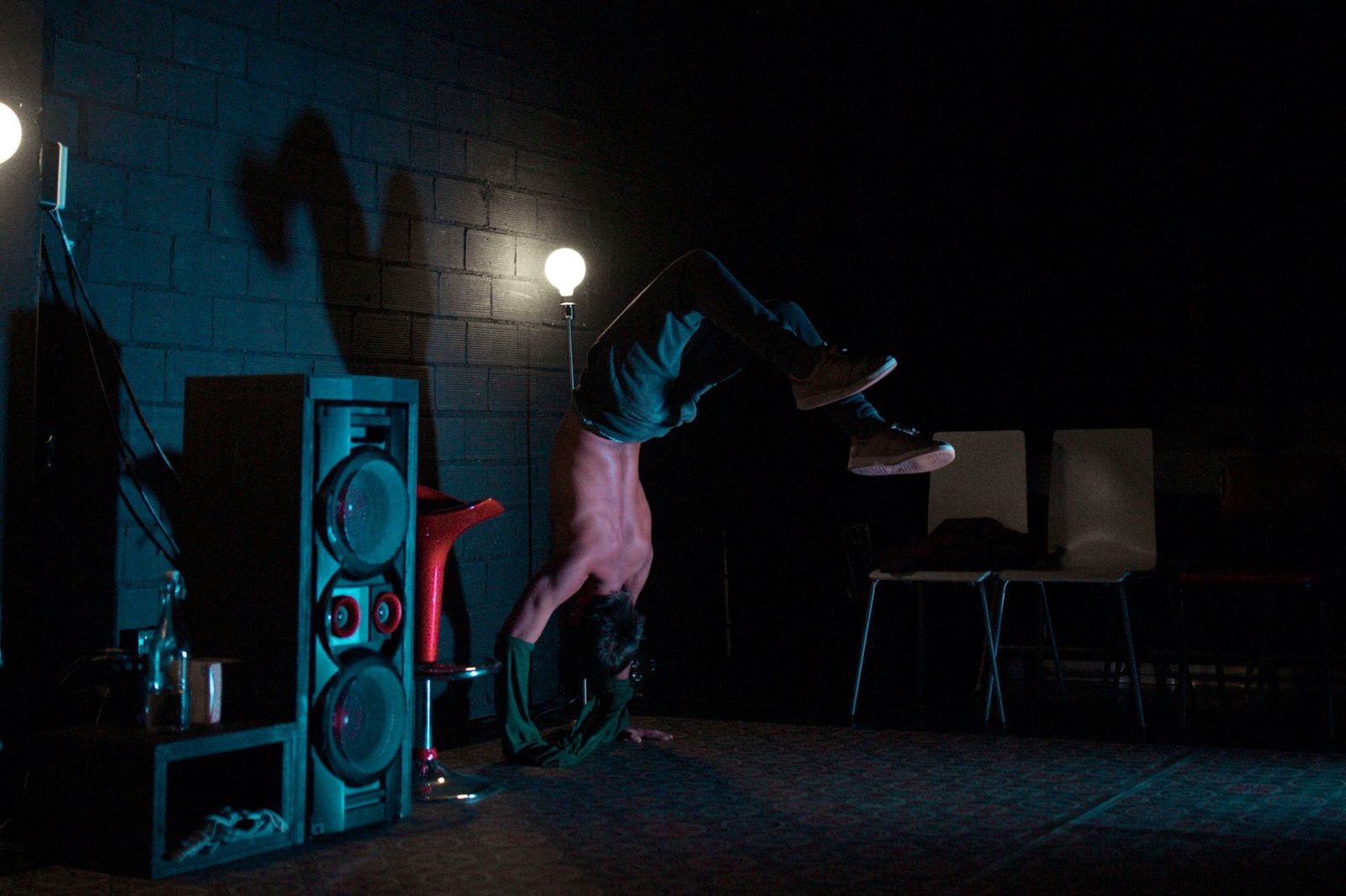 Teatro gestual y corporal en 'A.K.A.'