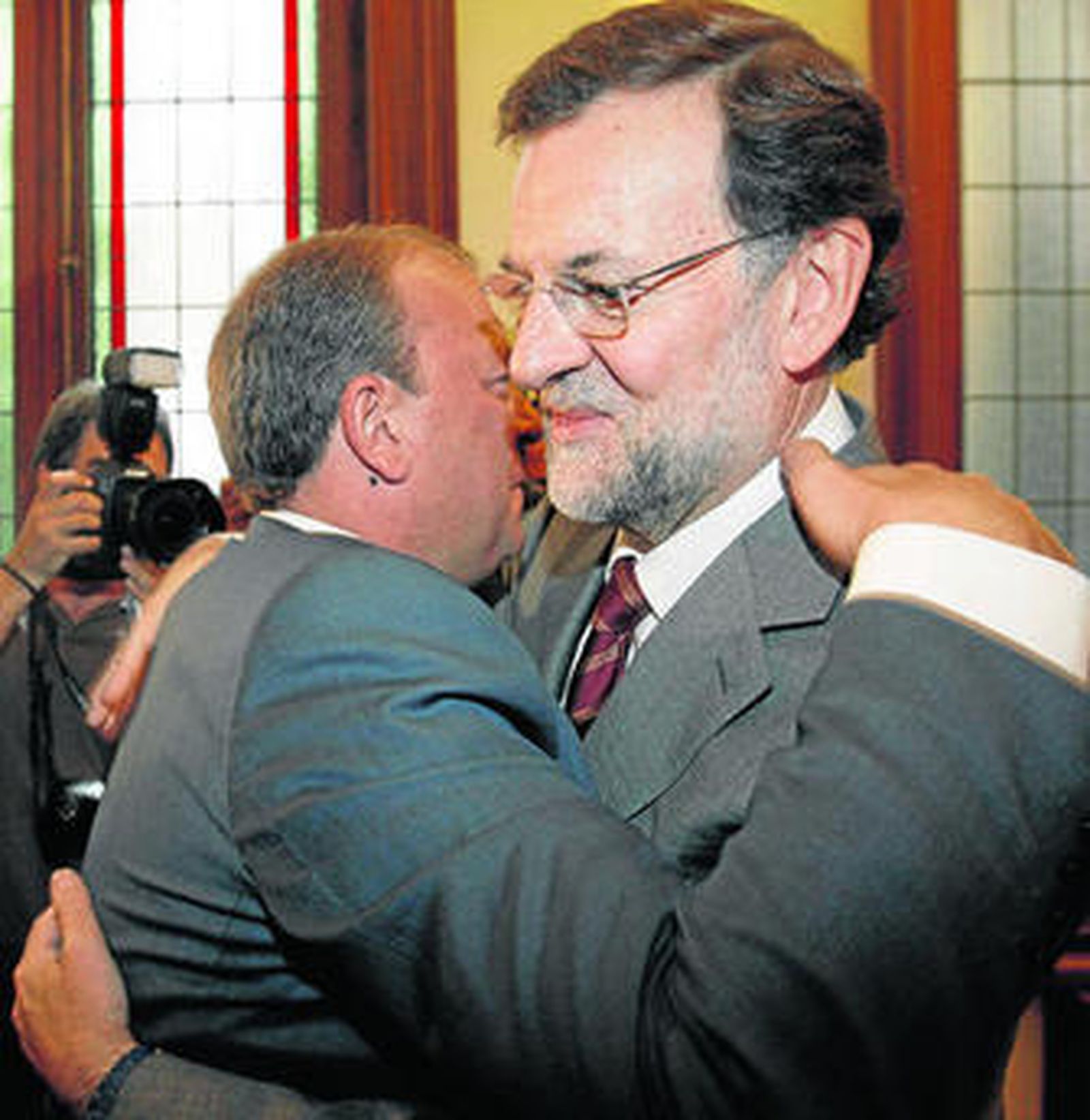 Monago y Rajoy se abrazan antes de reunirse ayer en el Congreso.