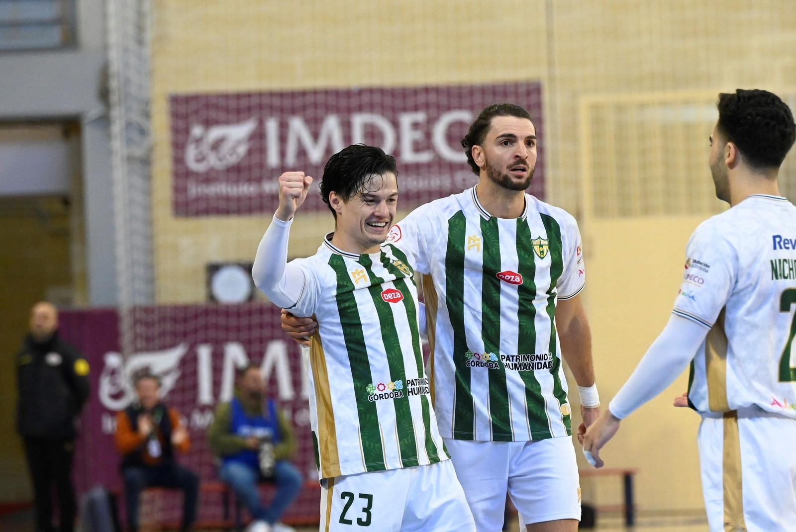 Murilo celebra un gol junto a Zequi y Nacho Gómez.