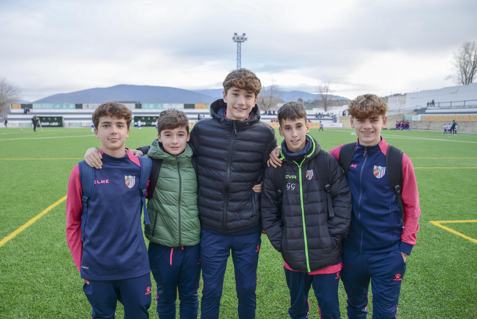 Más de 600 niños jiennenses juegan al fútbol para donar alimentos y juguetes en Navidad