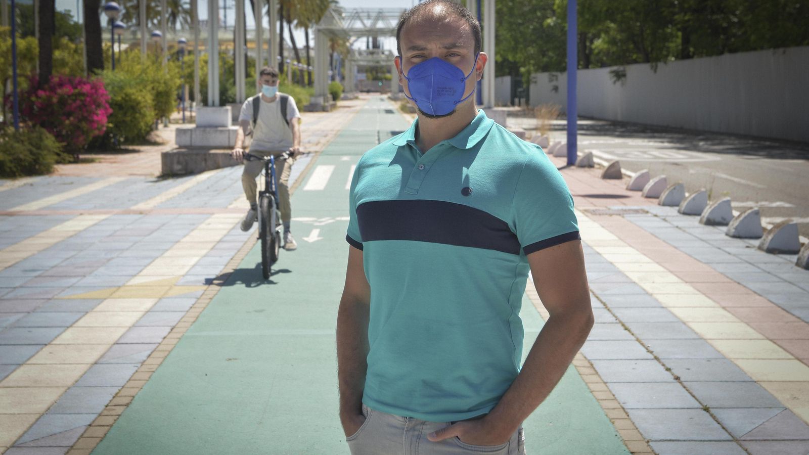 Manuel Fernández en el carril bici de la Cartuja.