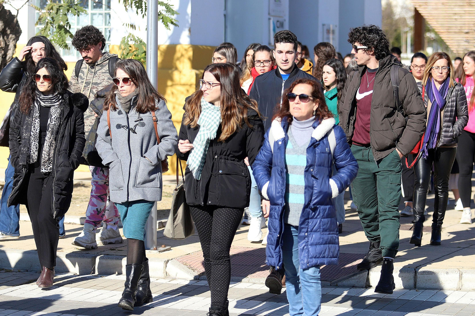 Imágenes del minuto de silencio guardado en la Universidad de Huelva en memoria de los estudiantes fallecidos en el incendio