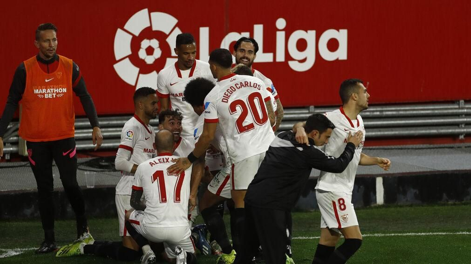 De Jong, junto a la piña de jugadores tras el gol de Munir; Óscar Caro se abraza a Joan Jordán.